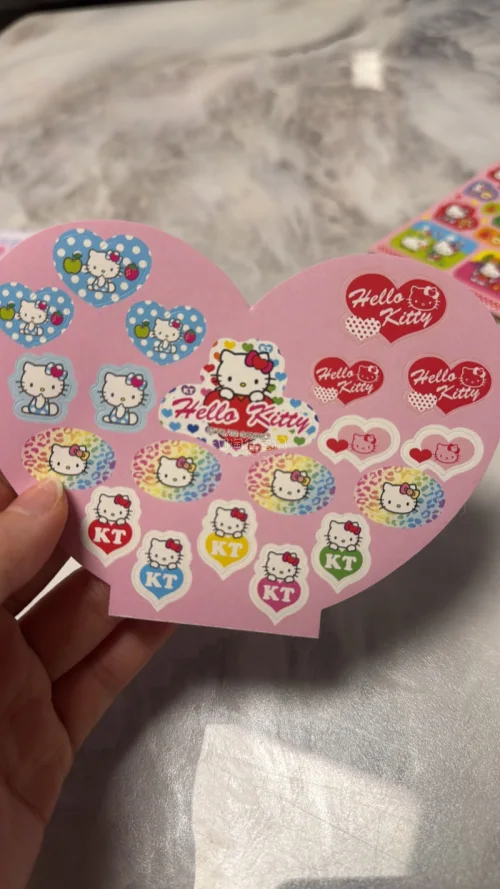 超可爱的Hello Kitty贴纸！图案清晰印刷精致，粉嫩嫩的配色少女心满满，材质厚实不透墨，粘性刚刚好，贴手账本、水杯、收纳盒都超合适，颜值质感双在线，满满甜甜的治愈感，太喜欢啦。