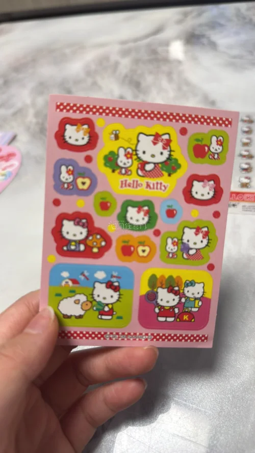 超可爱的Hello Kitty贴纸！图案清晰印刷精致，粉嫩嫩的配色少女心满满，材质厚实不透墨，粘性刚刚好，贴手账本、水杯、收纳盒都超合适，颜值质感双在线，满满甜甜的治愈感，太喜欢啦。