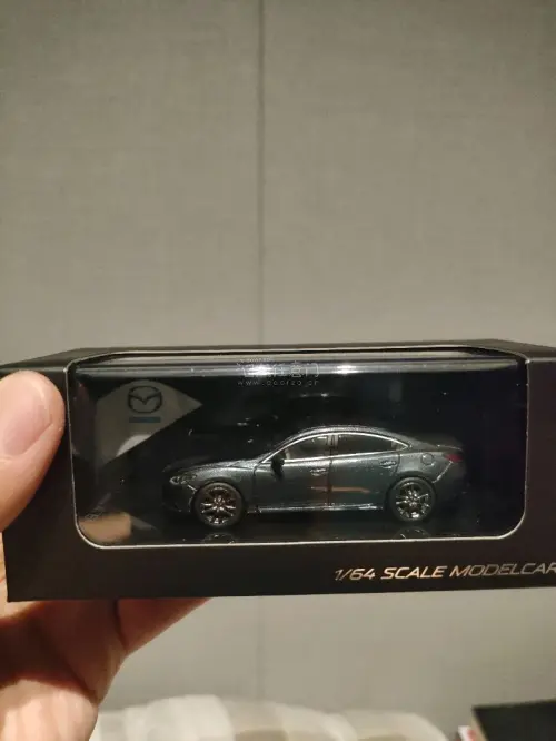 这款车模做工超精致，车身线条流畅利落，漆面光泽细腻高级，细节还原到位，质感满满，颜值出众，精致又漂亮！