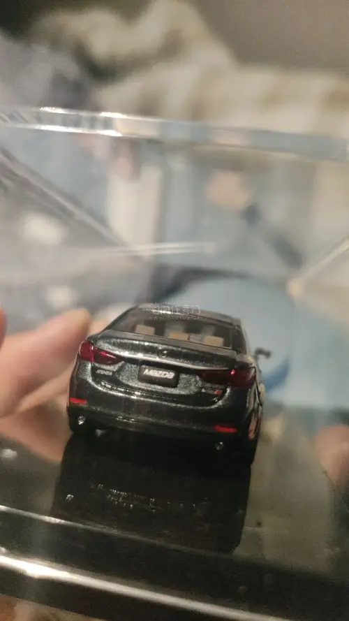 这款车模做工超精致，车身线条流畅利落，漆面光泽细腻高级，细节还原到位，质感满满，颜值出众，精致又漂亮！