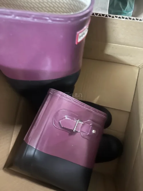 这个价格买到雨靴还有什么可说的，两个字超绝三个字超级绝四个字无敌价格～物流也很快 整体来说还是很满意的