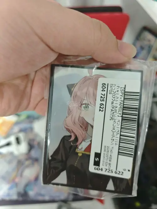 长期海淘的日系TCG卡套，品控一如既往稳定。原装未拆封，品相完好，裁切工整无毛边，做工细节拉满。材质软硬适中，韧性十足，反复插拔不会磨损卡牌边角，防刮防氧化效果出色。哑光磨砂背面摩擦力适中，切牌、洗牌手感极佳，对局操作更顺手，长时间握持也不闷手。高清透明面罩通透无杂...