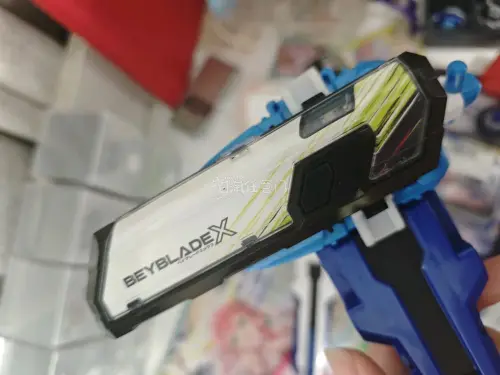 长期海淘的日系TCG卡套，品控一如既往稳定。原装未拆封，品相完好，裁切工整无毛边，做工细节拉满。材质软硬适中，韧性十足，反复插拔不会磨损卡牌边角，防刮防氧化效果出色。哑光磨砂背面摩擦力适中，切牌、洗牌手感极佳，对局操作更顺手，长时间握持也不闷手。高清透明面罩通透无杂...