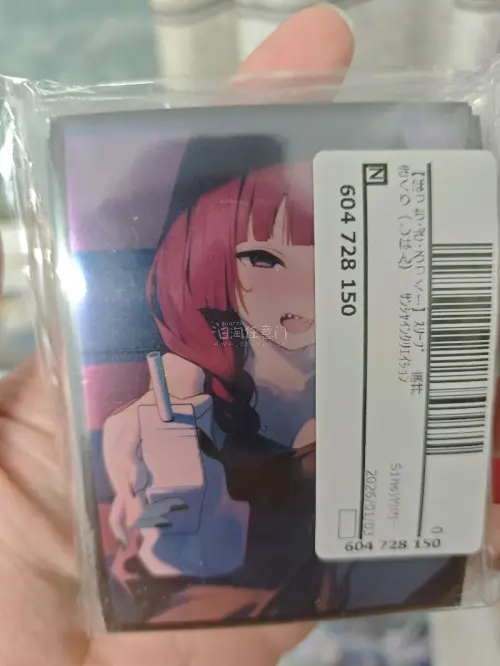 长期海淘的日系TCG卡套，品控一如既往稳定。原装未拆封，品相完好，裁切工整无毛边，做工细节拉满。材质软硬适中，韧性十足，反复插拔不会磨损卡牌边角，防刮防氧化效果出色。哑光磨砂背面摩擦力适中，切牌、洗牌手感极佳，对局操作更顺手，长时间握持也不闷手。高清透明面罩通透无杂...