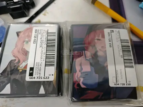 长期海淘的日系TCG卡套，品控一如既往稳定。原装未拆封，品相完好，裁切工整无毛边，做工细节拉满。材质软硬适中，韧性十足，反复插拔不会磨损卡牌边角，防刮防氧化效果出色。哑光磨砂背面摩擦力适中，切牌、洗牌手感极佳，对局操作更顺手，长时间握持也不闷手。高清透明面罩通透无杂...