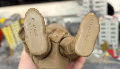 比利肯商会于2001年发售的1/6比例模型，整体做工细致，非常还原奥特Q剧中形象。平台物流服务靠谱，原盒无压痕，整体包装紧实，购物体验很不错。