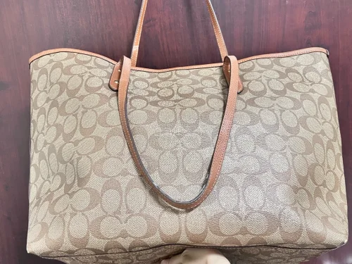 这款包包颜值超出预期，款式简约又百搭，跟商家给的照片完全一致。非常符合我的预期，容量大小刚刚好，日常出门完全够用。五金光泽很亮没有二手的破旧感，性价比超高，非常满意！快递打包的也很严实也尽可能的减少空间减轻邮费，非常满意这次的购物