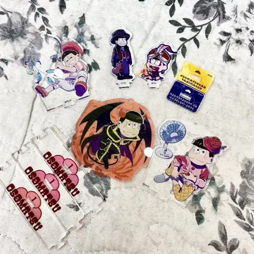 第五箱分享~~物流走的ems非常之快啊~切的也非常快~还用了积分抵扣运费，箱子也特别实在还塞了好多泡沫，真的太良心了..日淘任意门挖煤姬我将永追随...切到了喜欢的纸片和立牌！已手动打码部位，这些小亚克力和小纸片怎么这么招人喜欢....太好看了真的...感谢任意门....