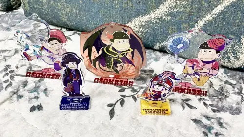 第五箱分享~~物流走的ems非常之快啊~切的也非常快~还用了积分抵扣运费，箱子也特别实在还塞了好多泡沫，真的太良心了..日淘任意门挖煤姬我将永追随...切到了喜欢的纸片和立牌！已手动打码部位，这些小亚克力和小纸片怎么这么招人喜欢....太好看了真的...感谢任意门....