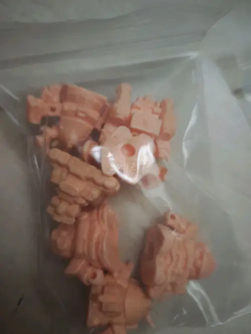 sd高达橡皮擦造型精致还原机甲细节，小巧便携颜值出众。一大包包含几个系列可惜有的缺配件，机甲爱好者日常学习小好物。