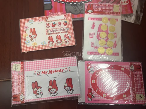 都是一些平成时期的美乐蒂小杂物，拿到手后细细欣赏根本舍不得拆封。还收到了两本草莓新闻，美美封面的那本连赠品都还在，太惊喜了！