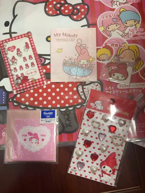 都是一些平成时期的美乐蒂小杂物，拿到手后细细欣赏根本舍不得拆封。还收到了两本草莓新闻，美美封面的那本连赠品都还在，太惊喜了！