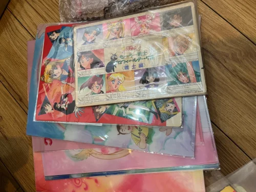 终于收到了心心念念的美少女战士中古周边，挖煤姬这次体验直接拉满！平台操作超省心，自带翻译完全不用怕看不懂日文，一键下单、代拍响应超快。打包也特别用心，每个文件夹都裹得严严实实，到手完全没有压痕和损坏。合箱功能帮我省了不少运费，物流全程可追踪，清关也很顺利，从下单到收...