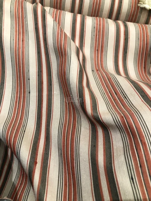 这卷是经节紬，第一次买，手感柔软细腻，无仓储味道，坚条纹在日本很常见，也是很有特色的和服布料，感谢分享