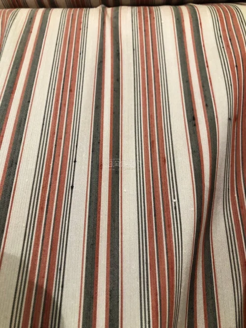 这卷是经节紬，第一次买，手感柔软细腻，无仓储味道，坚条纹在日本很常见，也是很有特色的和服布料，感谢分享