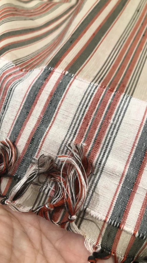 这卷是经节紬，第一次买，手感柔软细腻，无仓储味道，坚条纹在日本很常见，也是很有特色的和服布料，感谢分享