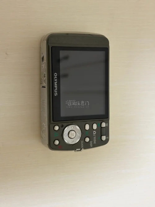 挖煤姬空运蛮快的，不到二十天就能拿到相机。这款CCD相机真的超出预期！复古质感拉满，拍出来的照片自带温柔滤镜，色彩浓郁又细腻，自带的胶片感和颗粒感特别有氛围感。机身小巧轻便，出门随身带很方便，操作简单易上手，新手也能轻松拍出好看的照片。卖家发货快，包装严实，配件齐全...