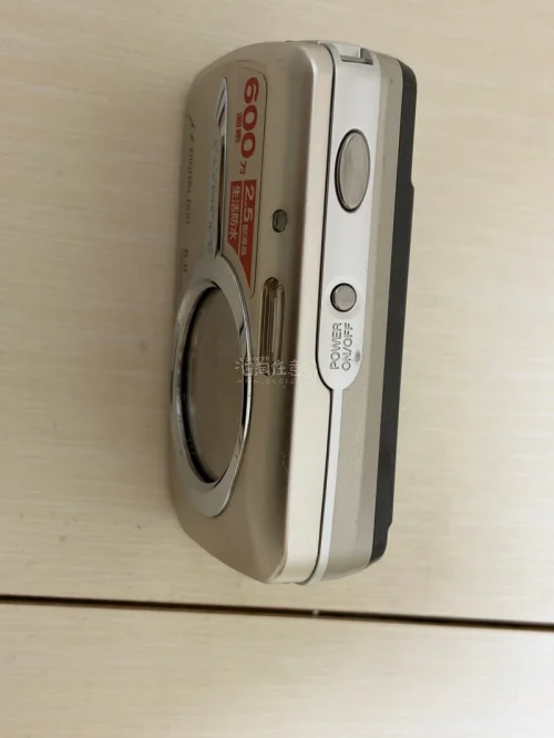 挖煤姬空运蛮快的，不到二十天就能拿到相机。这款CCD相机真的超出预期！复古质感拉满，拍出来的照片自带温柔滤镜，色彩浓郁又细腻，自带的胶片感和颗粒感特别有氛围感。机身小巧轻便，出门随身带很方便，操作简单易上手，新手也能轻松拍出好看的照片。卖家发货快，包装严实，配件齐全...