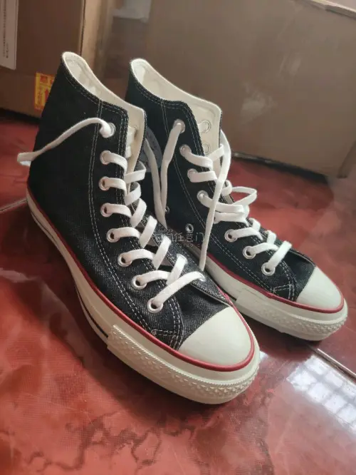 一双近几年复刻的牛仔布，虽然没有老款惊艳好看，但总得来说它够便宜，价格合适也就买了，喜欢还能买到性价比高的东西