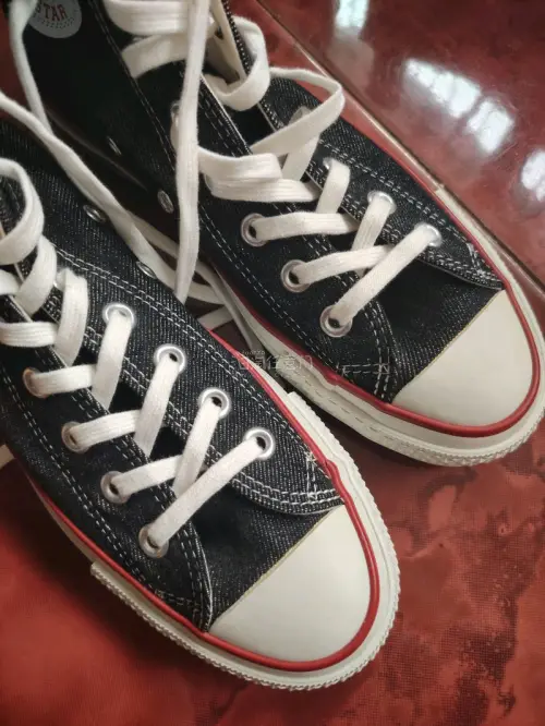 一双近几年复刻的牛仔布，虽然没有老款惊艳好看，但总得来说它够便宜，价格合适也就买了，喜欢还能买到性价比高的东西