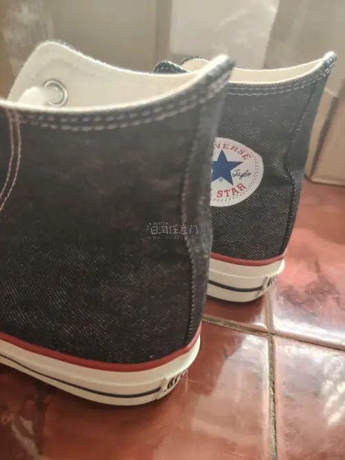 一双近几年复刻的牛仔布，虽然没有老款惊艳好看，但总得来说它够便宜，价格合适也就买了，喜欢还能买到性价比高的东西