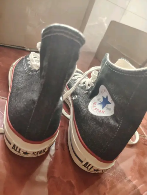 一双近几年复刻的牛仔布，虽然没有老款惊艳好看，但总得来说它够便宜，价格合适也就买了，喜欢还能买到性价比高的东西