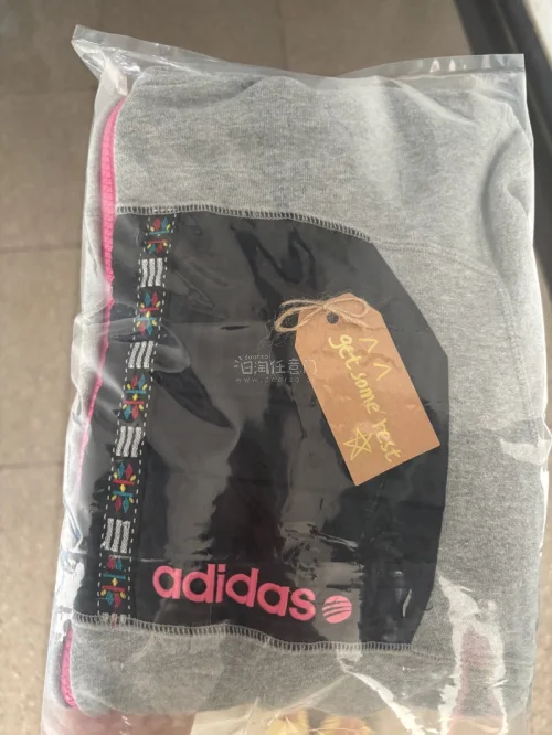 这是我第一次用这个软件买的衣服，特别好看有特点，包装的很用心，物流感觉也挺快的，感觉特别值得我的等待和期待，满意。