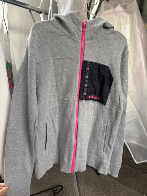 这是我第一次用这个软件买的衣服，特别好看有特点，包装的很用心，物流感觉也挺快的，感觉特别值得我的等待和期待，满意。