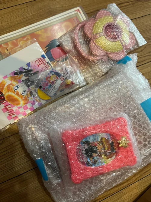 在挖煤姬淘的美少女战士中古周边安全到手，全程体验感直接拉满！包装超用心，里三层外三层的气泡裹得严严实实，连最容易刮花的徽章和粉壳卡套都完好无损，完全没暴力运输的痕迹！

平台下单流程清晰 全程透明又省心！