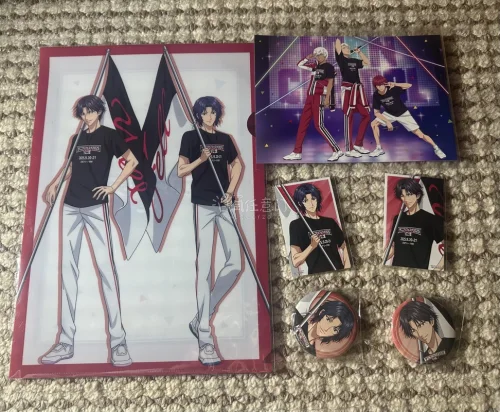 这套网球王子2025 DVD周边太值了。吧唧、卡片、文件夹、明信片一应俱全。柄图超好看，迹部幸村双倍美貌，又是沉醉于我推颜值的一天吖