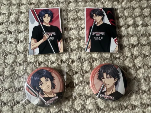 这套网球王子2025 DVD周边太值了。吧唧、卡片、文件夹、明信片一应俱全。柄图超好看，迹部幸村双倍美貌，又是沉醉于我推颜值的一天吖