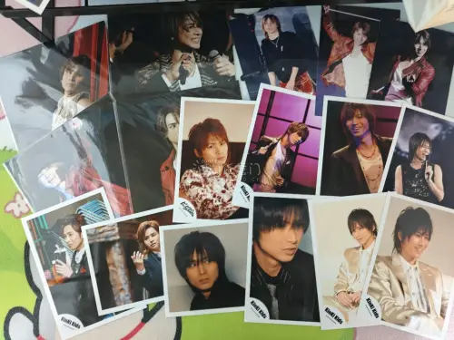 在挖煤姬成功入手了堂本光一的老烧普，整体体验超出预期！从搜索到下单都很顺畅，商品页面翻译准确，支付方式多样（用了支付宝，汇率合理）。国际物流虽然等了约两周，但追踪信息更新及时。最惊喜的是包装——里外整整裹了五六层泡泡纸，还加了硬纸板防折，到手时烧普边角平整，印刷清晰...