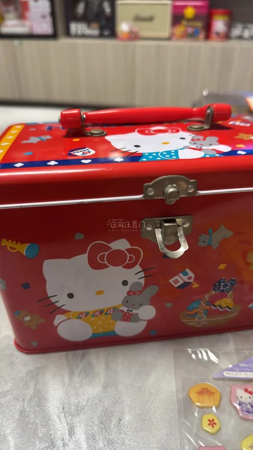 Hello Kitty铁盒颜值满分！印花清晰细腻，配色温柔甜美，满满的少女心。铁盒材质厚实有质感，边缘光滑不划手，密封性很好。收纳小发夹、贴纸、首饰、糖果都超合适，精致又实用，凯蒂猫爱好者必入～