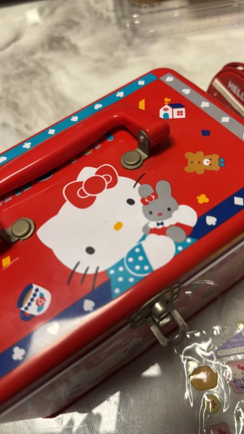Hello Kitty铁盒颜值满分！印花清晰细腻，配色温柔甜美，满满的少女心。铁盒材质厚实有质感，边缘光滑不划手，密封性很好。收纳小发夹、贴纸、首饰、糖果都超合适，精致又实用，凯蒂猫爱好者必入～