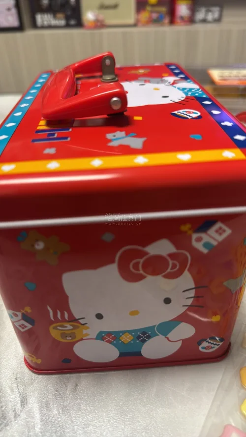 Hello Kitty铁盒颜值满分！印花清晰细腻，配色温柔甜美，满满的少女心。铁盒材质厚实有质感，边缘光滑不划手，密封性很好。收纳小发夹、贴纸、首饰、糖果都超合适，精致又实用，凯蒂猫爱好者必入～