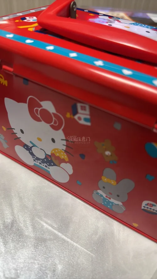 Hello Kitty铁盒颜值满分！印花清晰细腻，配色温柔甜美，满满的少女心。铁盒材质厚实有质感，边缘光滑不划手，密封性很好。收纳小发夹、贴纸、首饰、糖果都超合适，精致又实用，凯蒂猫爱好者必入～