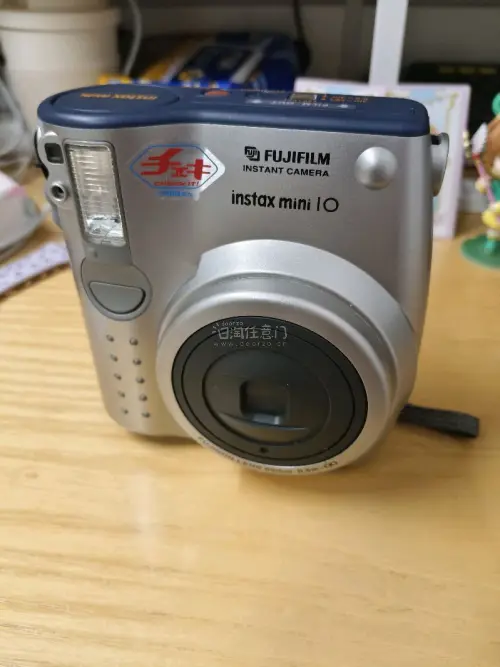 买了拍立得mini10 ，运费比本体贵，胜在物品没问题，还可以，物品还是好的，还是很不错啦，挖煤姬上淘过几次，整体还可以，东西还是不错的
