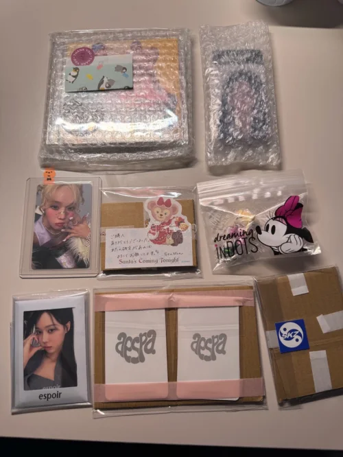 第一次逛海淘因为粉上了aespa开始手机小卡专辑 第一次切煤收到了来自日本卖家的商品小卡 包装的特别好很安全 体验感超级棒啊 以后还会买
