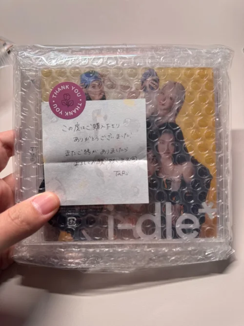 第一次逛海淘因为粉上了aespa开始手机小卡专辑 第一次切煤收到了来自日本卖家的商品小卡 包装的特别好很安全 体验感超级棒啊 以后还会买