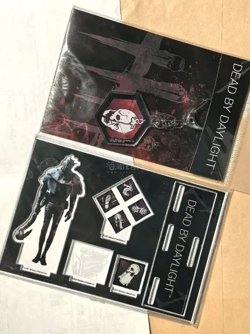 用挖煤姬切煤安全又省心，打包严实、物流稳定，谷子完好无损，切煤体验超棒！
这次走的路线是EMS，拿到手只用了不到一星期，实在太幸福了。
本次开箱全是春日氛围感好物，切了很多dbd周边。精致吧唧徽章，配色清新元气，搭配春日穿搭超合适；清透亚克力立牌，颜值在线，踏春拍照...