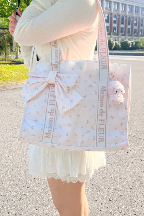 在挖煤姬淘到的宝贝也太惊喜了！Maison de FLEUR的碎花托特包质感超棒，容量超大又温柔；玛丽猫缎面包包自带仙气，珍珠和草莓挂饰细节满满；还有piano小羊的发夹和挂件，粉粉糯糯的超可爱。整个购物体验超顺利，包装完好，收到的成色都很新，完全没踩雷，真的太爱这...