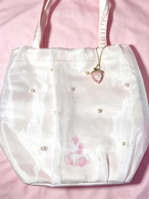 在挖煤姬淘到的宝贝也太惊喜了！Maison de FLEUR的碎花托特包质感超棒，容量超大又温柔；玛丽猫缎面包包自带仙气，珍珠和草莓挂饰细节满满；还有piano小羊的发夹和挂件，粉粉糯糯的超可爱。整个购物体验超顺利，包装完好，收到的成色都很新，完全没踩雷，真的太爱这...