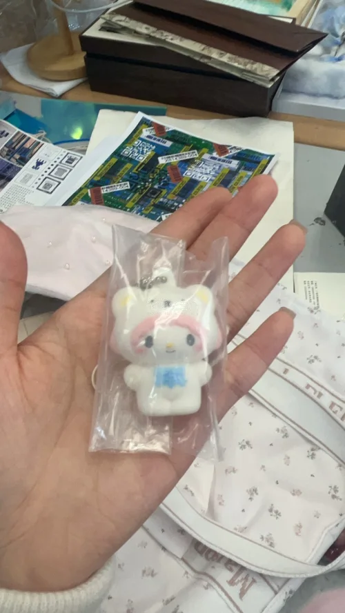 在挖煤姬淘到的宝贝也太惊喜了！Maison de FLEUR的碎花托特包质感超棒，容量超大又温柔；玛丽猫缎面包包自带仙气，珍珠和草莓挂饰细节满满；还有piano小羊的发夹和挂件，粉粉糯糯的超可爱。整个购物体验超顺利，包装完好，收到的成色都很新，完全没踩雷，真的太爱这...