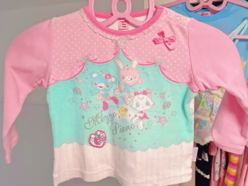 这一次明显感觉比以往的慢很多，不知道什么因素，大概两个星期才拿到，之前都是一个星期，不过无伤大雅，衣服都太可爱了！该说不说外面那层纸箱子挺厚的