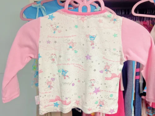 这一次明显感觉比以往的慢很多，不知道什么因素，大概两个星期才拿到，之前都是一个星期，不过无伤大雅，衣服都太可爱了！该说不说外面那层纸箱子挺厚的