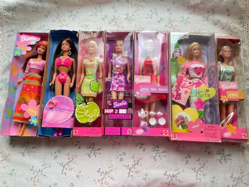 之所以现在才分享第三单，是因为娃刚到家时，整体盒况不算理想（当然卖家给的图片上也看得出保管得不算好），花了好长时间慢慢打理。
收拾完之后颜值直接拉满，状态超好看！特别是单独拍的CEO和特蕾莎，镜头下颜值绝了。中古娃的美好，永远值得耐心等待?