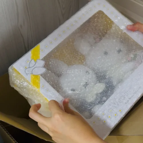 朋友很喜欢米菲，拍到了一个几乎全新的米菲婚礼公仔，是新郎新娘?卖家说盒子有点折痕，但其实寄过来完全没有，而且里面的玩偶是塑封的，完全全新适合送人！朋友也很喜欢日系的玩偶，送她很合适！