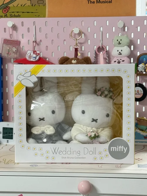 朋友很喜欢米菲，拍到了一个几乎全新的米菲婚礼公仔，是新郎新娘?卖家说盒子有点折痕，但其实寄过来完全没有，而且里面的玩偶是塑封的，完全全新适合送人！朋友也很喜欢日系的玩偶，送她很合适！
