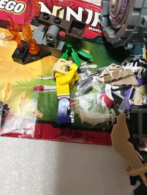 正品乐高质感超棒，积木颗粒做工精细，没有异味，咬合松紧刚刚好，拼搭手感很舒服。零件分类清晰，说明书步骤简单易懂，新手也能轻松上手。拼装过程解压治愈，成品细节拉满，颜值超高，摆在家里当摆件特别好看，不管是自己玩还是送人都很合适，太满意了，下次还会回购！