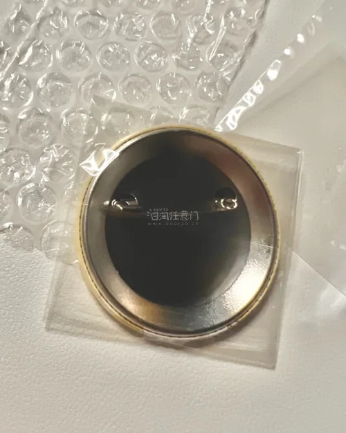 虽然价格也不是特别好价，但是收到确实会会让人感觉安心。自封袋之内还有自封袋 大自封袋装裹了气泡膜的装本体自封袋，真的是把吧唧当艺术品在经营 学到了